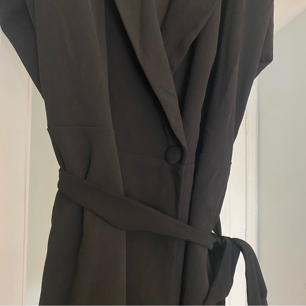 Emma & Michele Black Sleeveless romper tie waist size large shoulder padding - Picture 3 of 5